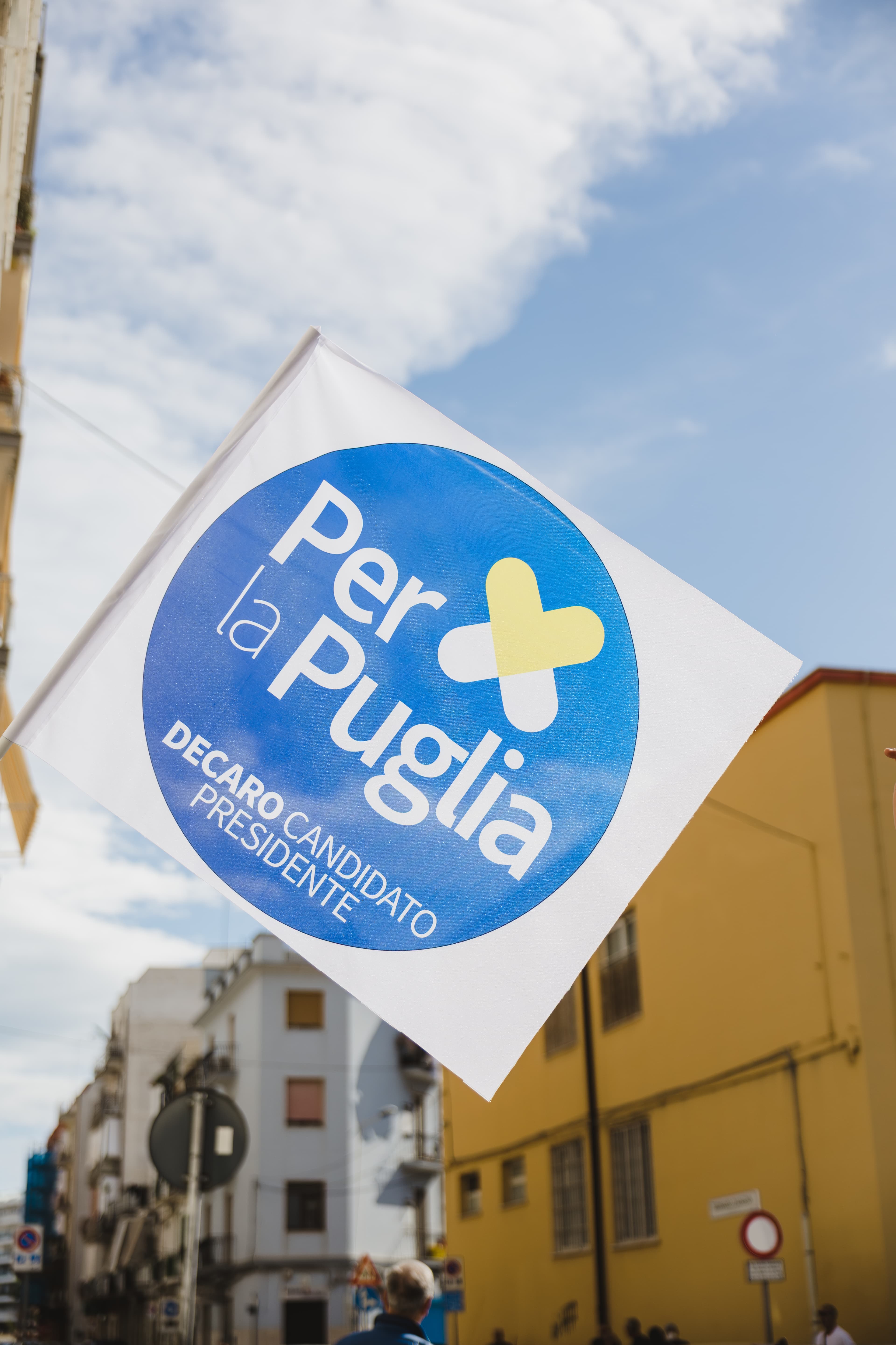Bandiera Per la Puglia durante un momento pubblico