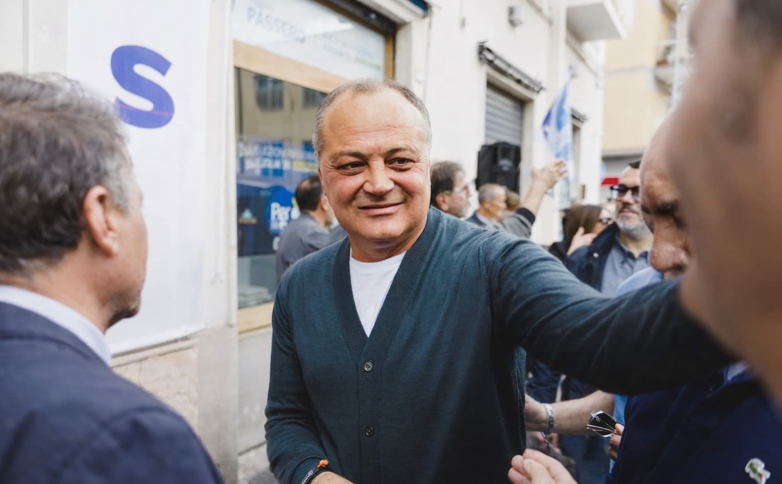 Ruggiero Passero in un momento pubblico con cittadini