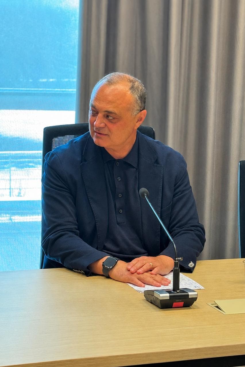 Ruggiero Passero durante una riunione istituzionale
