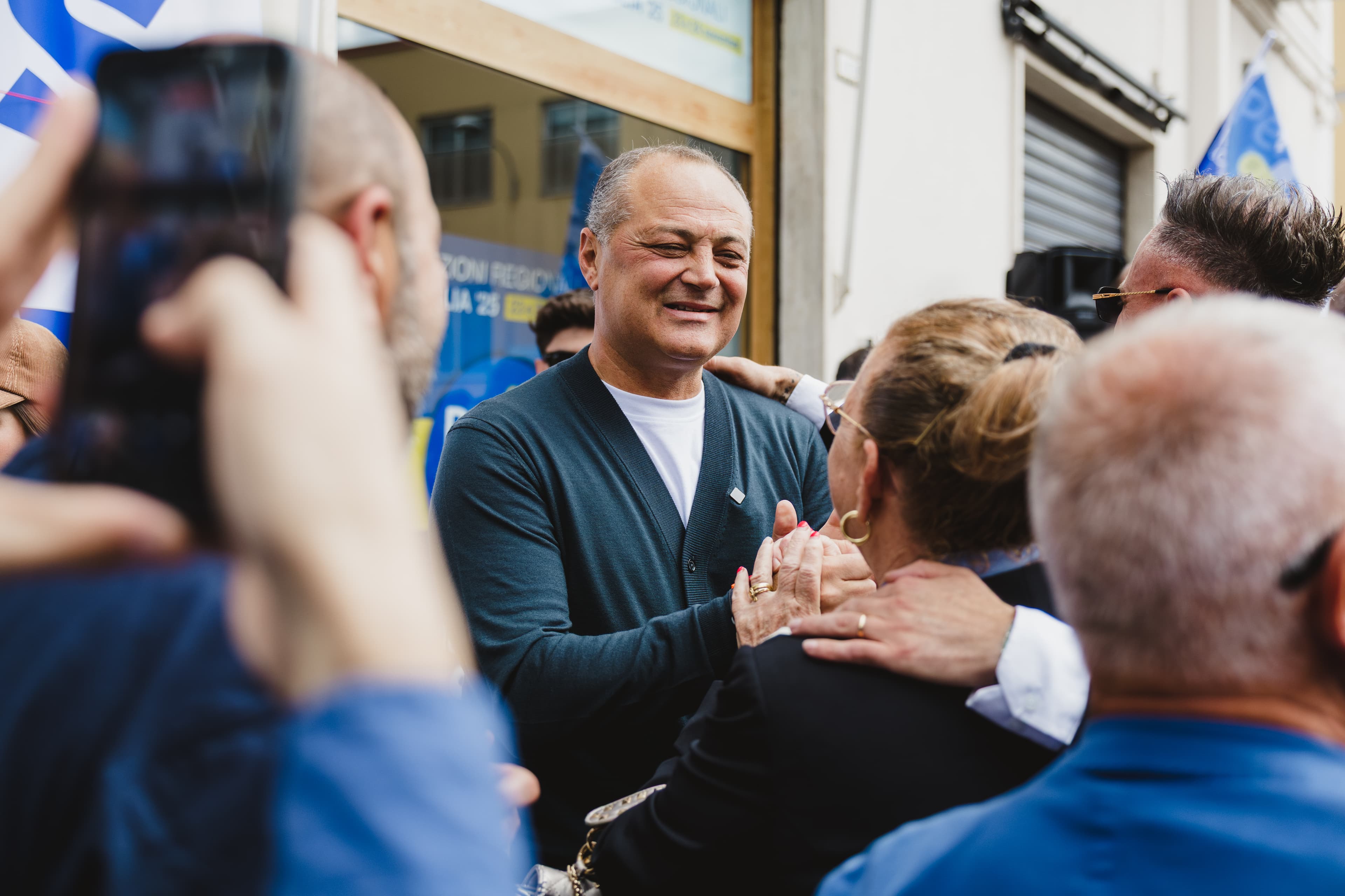 Ruggiero Passero incontra cittadini durante un momento pubblico