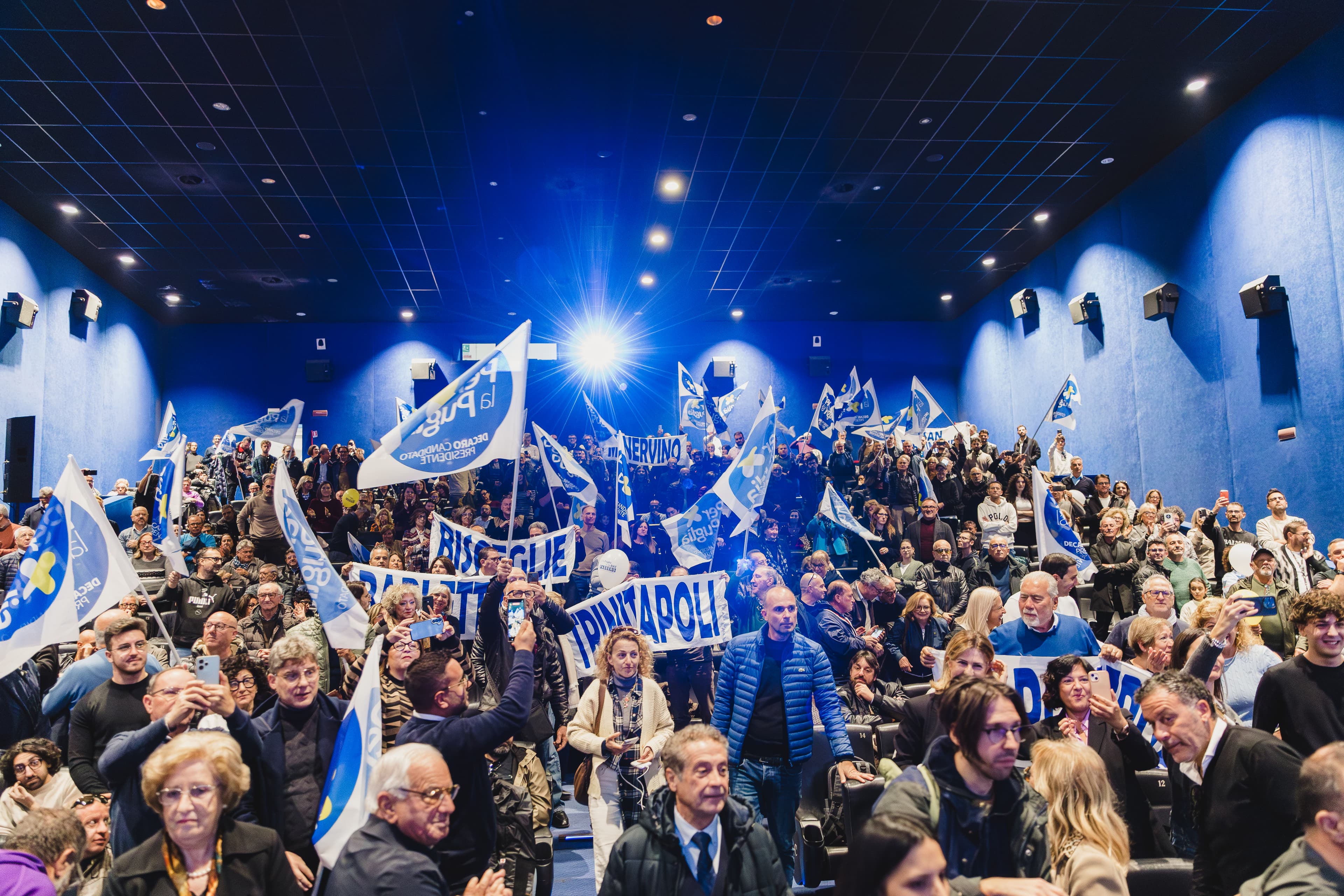 Assemblea pubblica Per la Puglia con cittadini e bandiere